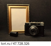 Фоторамка с фотоаппаратом. Редакционное фото, фотограф Валерий Муравьёв / Фотобанк Лори