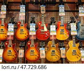Легендарные гитары Gibson Les Paul в витрине токийского магазина (2019 год). Редакционное фото, фотограф Pavel Sapachev / Фотобанк Лори