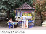 Небольшой киоск, продающий экскурсии, в парке или на улице Пятигорска, Ставропольский край, Россия. Туристический сервис. (2024 год). Редакционное фото, фотограф Евгений Ковальский / Фотобанк Лори