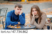 Портрет пары после ссоры, сидящей за столом, отвернувшись друг от друга. Стоковое AI-изображение, AI-художник Александр Белов / Фотобанк Лори