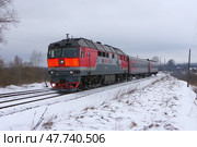 Магистральный тепловоз ТЭП70-0121 с пригородным поездом прибывает на станцию Осташков, Тверская область (2021 год). Редакционное фото, фотограф Алексей Иванов / Фотобанк Лори