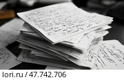 Стопка рукописных заметок на столе с акцентом на неаккуратный текст и исследовательские работы. Стоковое AI-изображение, AI-художник ФотоИнтеллект / Фотобанк Лори