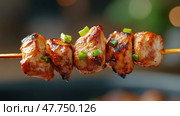 Вкусный шашлык из курицы якитори, приготовленный на гриле, с гарниром из свежего зеленого лука. Стоковое AI-изображение, AI-художник ФотоИнтеллект / Фотобанк Лори