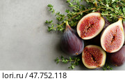 Изысканная жареная утиная грудка с соусом из инжира и тимьяном для элегантной подачи на стол. Стоковое AI-изображение, AI-художник ФотоИнтеллект / Фотобанк Лори