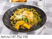 Traditional Italian pasta with meat additive - chicken in cream sauce and broccoli. Стоковое фото, фотограф Яков Филимонов / Фотобанк Лори