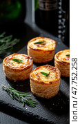 Вкусные пикантные галеты с сыром и зеленью на темном фоне. Стоковое AI-изображение, AI-художник ФотоИнтеллект / Фотобанк Лори