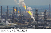 Вид с воздуха на промышленные выбросы нефтеперерабатывающего завода с пламенем и дымом на фоне обширного ландшафта. Стоковое AI-видео, аниматор ФотоИнтеллект / Фотобанк Лори