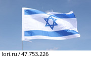 Big flag of Israel fastened on stick against background of blue sky under daylight. Стоковое видео, видеограф Яков Филимонов / Фотобанк Лори