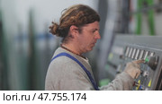 Man workshop employee switches toggle switch on control panel. Стоковое видео, видеограф Яков Филимонов / Фотобанк Лори