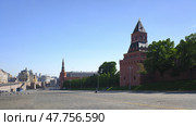 Кремлевская стена и башни Московского кремля, вид с Васильевского спуска. Солнечный летний день (2024 год). Редакционное фото, фотограф Александр Кузнецов / Фотобанк Лори