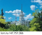Матросский клуб - здание клуба моряков главной базы Черноморского флота, в стиле сталинский ампир, построенное  (1954) в ходе масштабной программы восстановления Севастополя после разрушений Великой Отечественной войны. База Драматического театра Черноморского флота РФ имени Б. А. Лавренева и Ансамбля песни и пляски Черноморского флота. Севастополь, пл. Ушакова, 1 (2021 год). Стоковое фото, фотограф Сергей Елизарьев / Фотобанк Лори