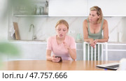Mother scolds teenage girl for wasting time and sticking in phone. Gadgets and family. Стоковое видео, видеограф Яков Филимонов / Фотобанк Лори