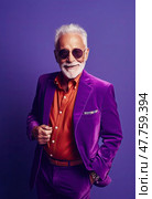 Carefree extravagant elderly man in sunglasses and a blue suit on purple background, created with Generative AI. Стоковое AI-изображение, AI-художник Данила Большаков / Фотобанк Лори