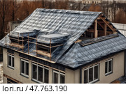 View of house under construction with roof on waterproofing layer, created with Generative AI. Стоковое AI-изображение, AI-художник Данила Большаков / Фотобанк Лори