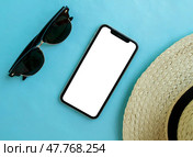 Mockup, smartphone, sunglasses and a hat on a blue background. Summer vacation. Стоковое фото, фотограф Юлия Николаева / Фотобанк Лори