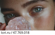 Крупный план взаимодействия глаз и кристалла розового кварца с акцентом на интенсивность и текстуру. Стоковое AI-видео, аниматор ФотоИнтеллект / Фотобанк Лори