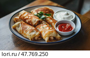 Вкусное блюдо из блинных рулетов с солеными и сладкими соусами на деревянном столе. Стоковое AI-видео, аниматор ФотоИнтеллект / Фотобанк Лори