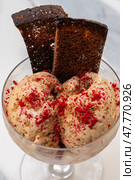Artisan rye bread ice cream sprinkled with freeze dried raspberry powder, served alongside toasted Borodino bread slices in delicate glass serving vessel. Стоковое фото, фотограф Данил Руденко / Фотобанк Лори