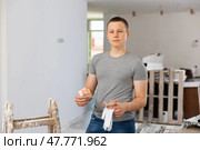 Teenage boy holding bunch of earned money for part-time work. Стоковое фото, фотограф Яков Филимонов / Фотобанк Лори