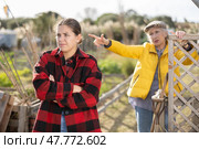 Conflict between female neighbors in country farm. Стоковое фото, фотограф Яков Филимонов / Фотобанк Лори