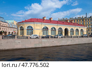 Здание старинного Круглого рынка архитектора Кваренги на набережной реки Мойки солнечным апрельским днем. Санкт-Петербург. Стоковое фото, фотограф Виктор Карасев / Фотобанк Лори