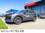 Новый автомобиль Jetour X70 Plus рядом с автосалоном официального дилера. Китайский производитель автомобилей. Редакционное фото, фотограф FotograFF / Фотобанк Лори