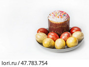 Пасхальный кулич и крашенные яйца на серой тарелке. Есть место для текста. Стоковое фото, фотограф Хорошилова Светлана / Фотобанк Лори