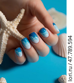 Creative nail art featuring ocean waves in blue and white designs. Креативный нейл-арт с изображением океанских волн в голубом и белом исполнении. Стоковое AI-изображение, AI-художник Katsiaryna Repich / Фотобанк Лори