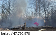 A pile of trash with a box of pink balloons on top. Explosion of a very powerful firecracker. Стоковое видео, видеограф Надежда Кап / Фотобанк Лори