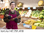 Man presents cassava, best option of vegetables from local and imported producers. Стоковое фото, фотограф Яков Филимонов / Фотобанк Лори