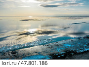 Весенний пейзаж на Оби с тающим льдом. Новосибирское Обское водохранилище. Новосибирская область, Западная Сибирь. Стоковое фото, фотограф Евгений Мухортов / Фотобанк Лори