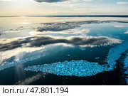 Весенний пейзаж на Оби с тающим льдом. Новосибирское Обское водохранилище. Новосибирская область, Западная Сибирь. Стоковое фото, фотограф Евгений Мухортов / Фотобанк Лори