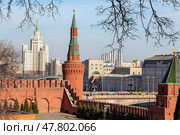 Вид на сталинскую высотку на Котельнической набережной из Тайницкого сада Московского Кремля (2016 год). Стоковое фото, фотограф Лариса Гордеева / Фотобанк Лори
