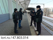 Полицейские проверяют документы у гражданина по переносному компьютеру. Москва (2017 год). Редакционное фото, фотограф Free Wind / Фотобанк Лори
