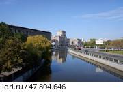 Река Яуза и здание МГТУ им. Баумана в Москве. Солнечный осенний день (2020 год). Редакционное фото, фотограф Александр Кузнецов / Фотобанк Лори