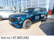 Новый автомобиль GAC GS8 рядом с автосалоном официального дилера. Китайский производитель автомобилей. Редакционное фото, фотограф FotograFF / Фотобанк Лори