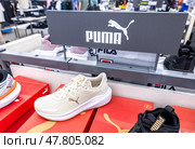 Новые стильные кроссовки Puma. Puma — немецкий бренд, который занимается маркетингом, дистрибуцией и лицензированием обуви и одежды в розничных магазинах. Спортивная обувь. Редакционное фото, фотограф FotograFF / Фотобанк Лори