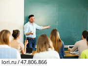 Male teacher giving presentation for students in lecture hall. Стоковое фото, фотограф Яков Филимонов / Фотобанк Лори