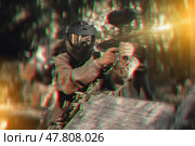 Paintball player recklessly aims with a gun on battlefield. Стоковое фото, фотограф Яков Филимонов / Фотобанк Лори