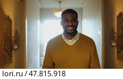 Close up portrait of young happy smiling black african american professional guy looking at camera at work in office. Стоковое AI-видео, аниматор ALLA YURTAYEVA / Фотобанк Лори