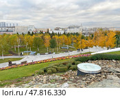 Парк «Зарядье» осенью, Москва (2023 год). Стоковое фото, фотограф Мария Кылосова / Фотобанк Лори