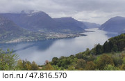 Scenic panoramic view of Lago di Como with surrounding mountains and nature. Стоковое видео, видеограф Антон Гвоздиков / Фотобанк Лори
