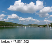 Abrau Durso, Russia 28 August 2024: Panoramic view of the lake Abrau-Durso with sailboats on a sunny day. Стоковое фото, фотограф Фотограф / Фотобанк Лори