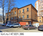 Жилой дом ( 1917 г . постройки ) на ул. Почтовая улица, дом 1, микрорайон Кучино, Балашиха, Московская область, Редакционное фото, фотограф stargal / Фотобанк Лори
