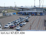 KERCH, CRIMEA - 29 June, 2018 : The queue of cars for the ferry Crimea and mainland Russia, Port Crimea - Port Caucasus (2016 год). Стоковое фото, фотограф Фотограф / Фотобанк Лори