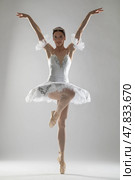 Studio portrait of a ballerina in a white tutu. Стоковое фото, фотограф Андрей Аркуша / Фотобанк Лори