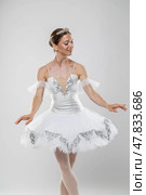 Studio portrait of a ballerina in a white tutu. Стоковое фото, фотограф Андрей Аркуша / Фотобанк Лори