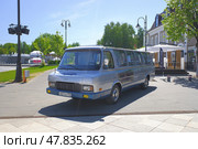 Автобус ЗИЛ-118К Юность на выставке в центре города Ногинск. Солнечный летний день. (2024 год). Редакционное фото, фотограф Александр Кузнецов / Фотобанк Лори