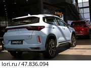 Автомобиль Exeed LX в автосалоне Авторусь. Московская область, Подольск, пр-т Юных Ленинцев, дом 1И. Редакционное фото, фотограф Яна Королёва / Фотобанк Лори