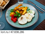 Country style baked merluccius steaks with potato. Стоковое фото, фотограф Яков Филимонов / Фотобанк Лори